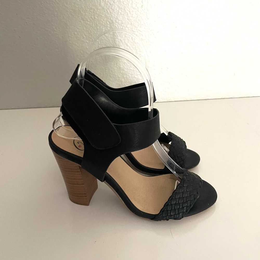DELICIOUS black braided open strap chunky heel sandals size 6